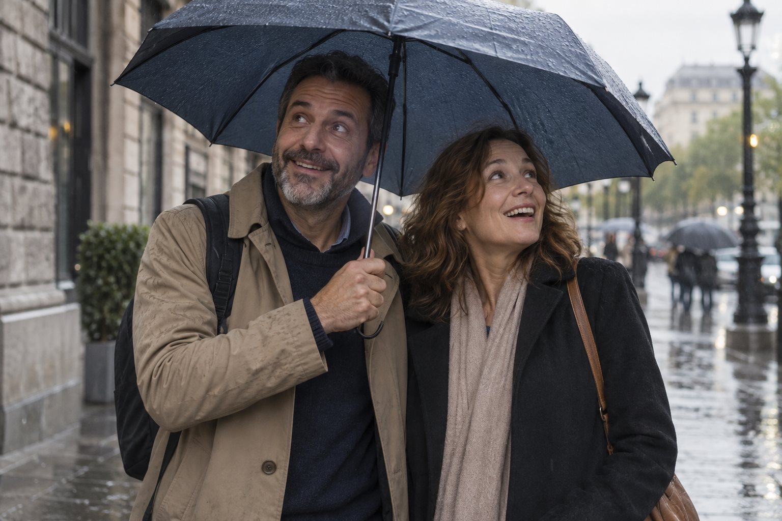 Dois viajantes se protegem com um guarda-chuva durante uma chuva inesperada.